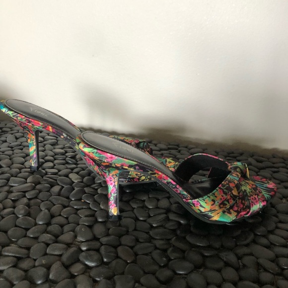 Super cute floral fabric Fioni pumps for summer. Size 7. Like new condition. - Picture 2 of 3